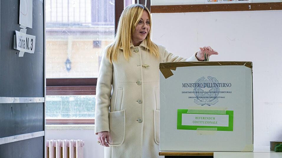Bei der Stimmabgabe gab sich Ministerpr&auml;sidentin Giorgia Meloni noch zuversichtlich.