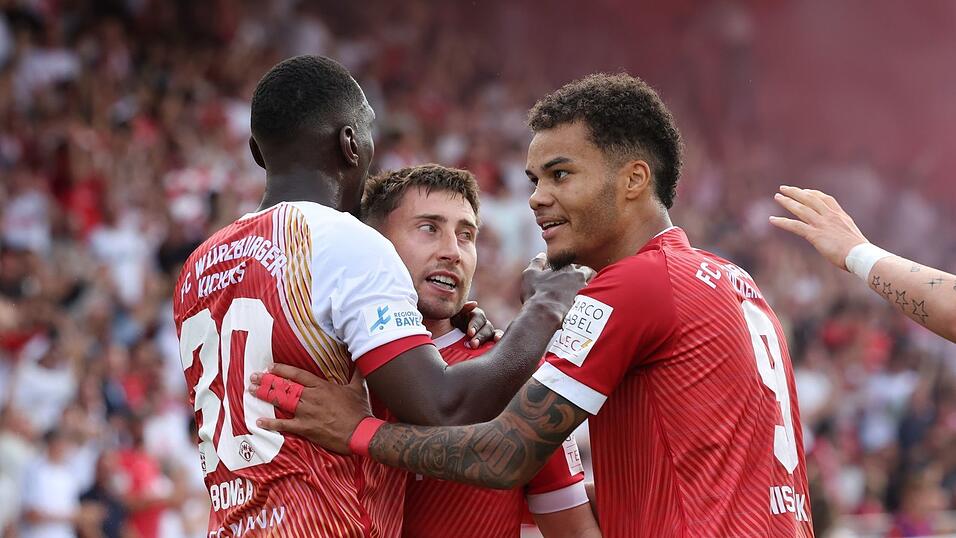 Würzburg feiert die Rückkehr in die dritte Liga. Würzburg feiert die Rückkehr in die dritte Liga.
