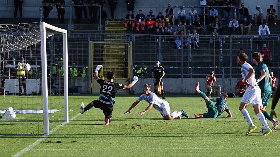 Florian Niederlechner trifft per Kopf zum 2:0. Florian Niederlechner trifft per Kopf zum 2:0.