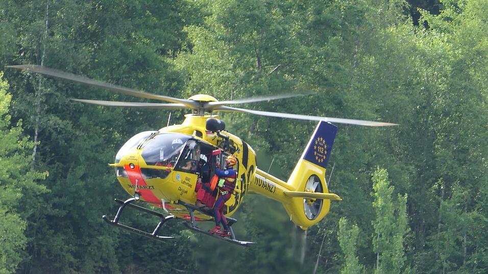 Per Hubschrauber wird ein Luftretter zum Einsatzort geflogen.