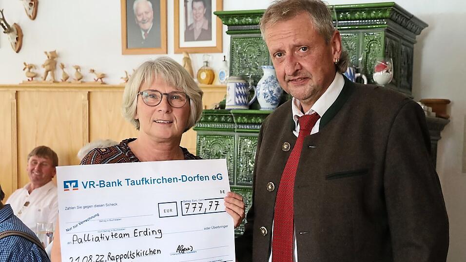 Barbara Huber nahm f&uuml;r die Palliativstation Erding von Sch&uuml;tzenmeister Konrad Irl den Spendenscheck entgegen.