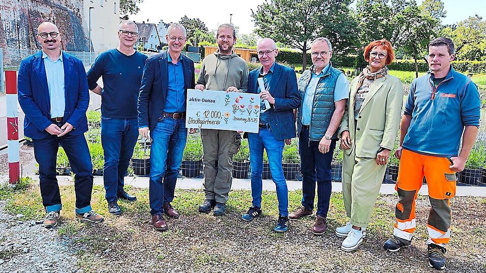 Bei der Spenden&uuml;bergabe (v.l.): Andreas Br&uuml;ckner (Stadtwerke), J&ouml;rg B&auml;r (Leiter Stadtg&auml;rtnerei), Oberb&uuml;rgermeister Markus Pannermayr, Markus Schlederer (Stadtg&auml;rtnerei), G&uuml;nter Winter (Gesch&auml;ftsf&uuml;hrer Stadtwerke), J&ouml;rg Mildenberger (Stadtg&auml;rtnerei), Cristina Pop (Leiterin Tiefbauamt) und Michael R&ouml;dig (Stadtg&auml;rtnerei).