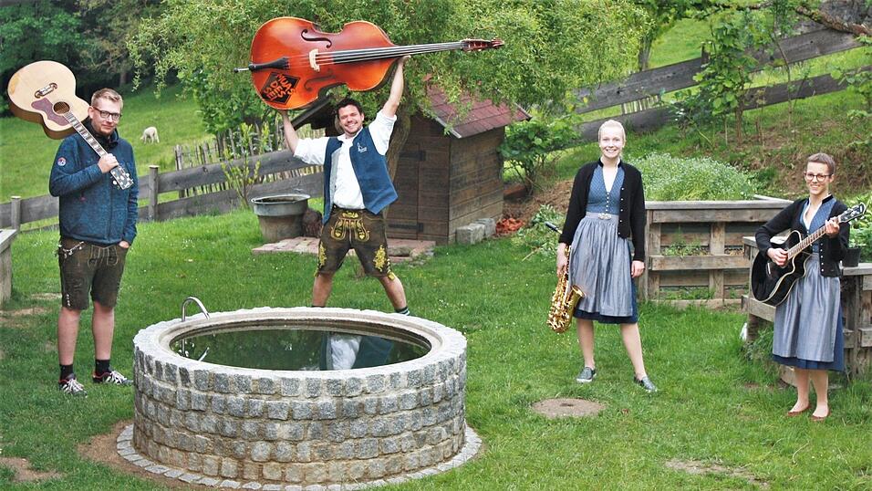 Unter Einhaltung der Abstandsregeln spielen Christian Lugauer (v. l.), Matthias Fraitzl, Hannah Swoboda und Magdalena Kilger ihren Zuhörern auf den heimischen Balkonen und Terrassen am Sonntag noch mal ein paar Stücke vor. Unter Einhaltung der Abstandsregeln spielen Christian Lugauer (v. l.), Matthias Fraitzl, Hannah Swoboda und Magdalena Kilger ihren Zuhörern auf den heimischen Balkonen und Terrassen am Sonntag noch mal ein paar Stücke vor.