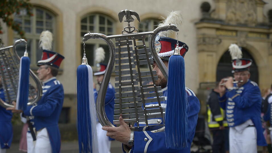 Zahlreiche Musik- und Trachtengruppen zogen nach dreij&auml;hriger Pause am Freitagabend zum Festplatz Am Hagen.&nbsp;