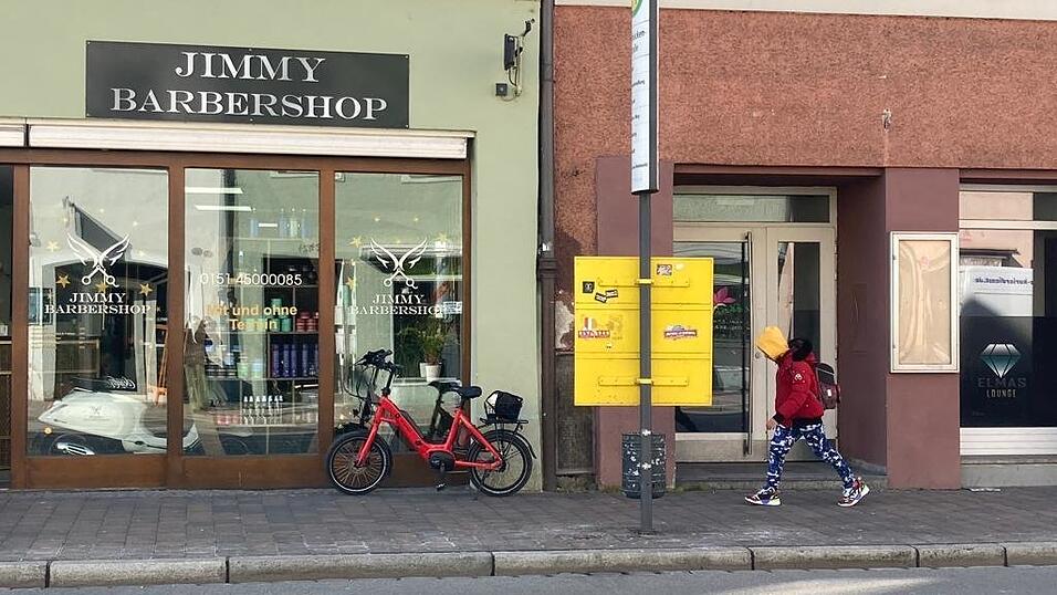 Am Dienstag gerieten ein Zwölfjähriger und sein 13-jähriger Klassenkamerad in der Zweibrückenstraße, unmittelbar vor 'Jimmys Barbershop' in Streit. Am Dienstag gerieten ein Zwölfjähriger und sein 13-jähriger Klassenkamerad in der Zweibrückenstraße, unmittelbar vor 'Jimmys Barbershop' in Streit.