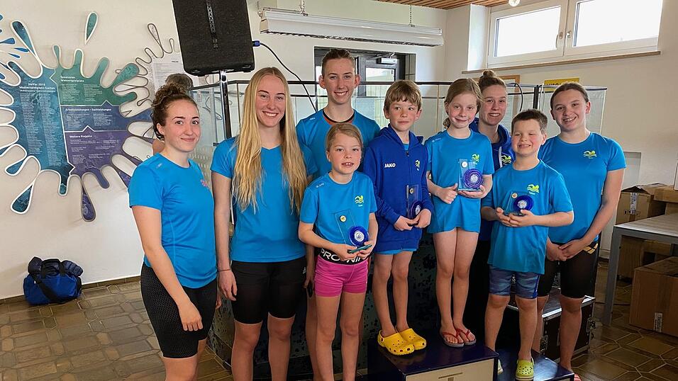 Die Schwimmer der Jahrg&auml;nge 2015 mit den Nachwuchstrainern (von links) Lena Richter, Laura Donaubauer, Isabella Donaubauer und Theresa Drasch.