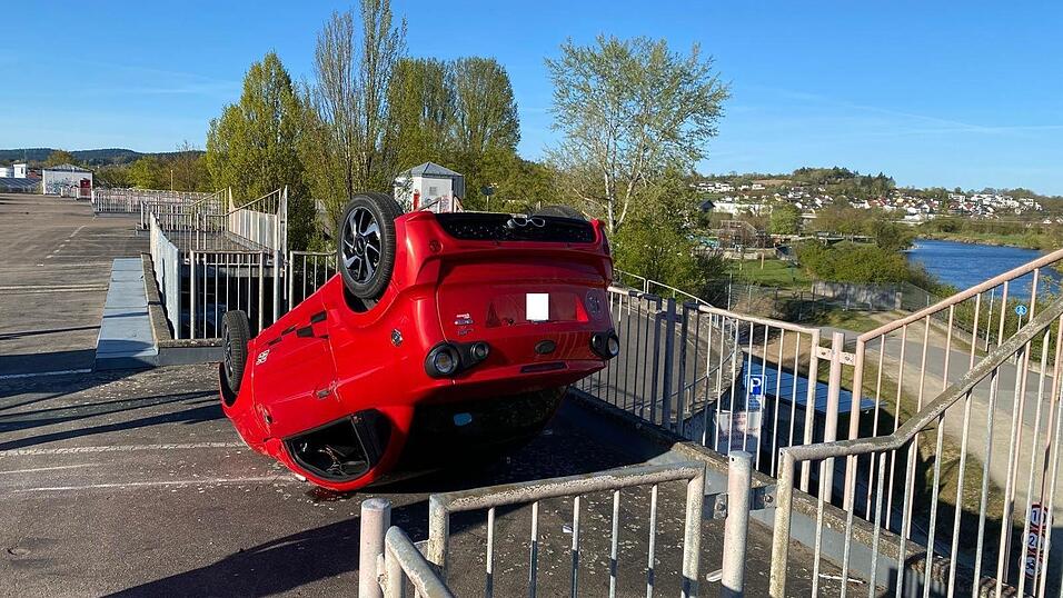 Ein Microcar hat sich am Chamer Parkdeck &uuml;berschlagen.