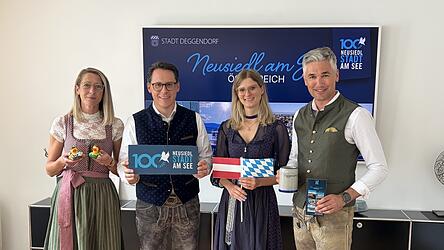 Voller Vorfreude auf den Besuch in Neusiedl (v. l.): Nicole Rohreigner vom Busunternehmen Artmeier, Oberb&uuml;rgermeister Christian Moser, Anna-Lena Kirchner, Leiterin Tourismus, und Wirtschaftsf&ouml;rderer Andreas H&ouml;hn.