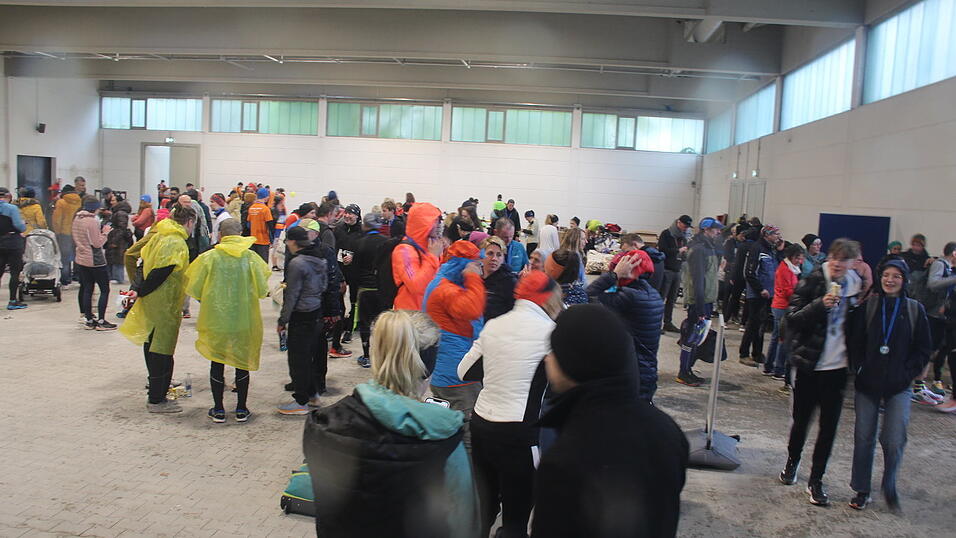 Auch die großen Herzogstadtläufer ließen sich wie schon die Kleinen am Samstag durch das nasskalte Aprilwetter den Spaß am Sport unter freiem Himmel nicht verderben.