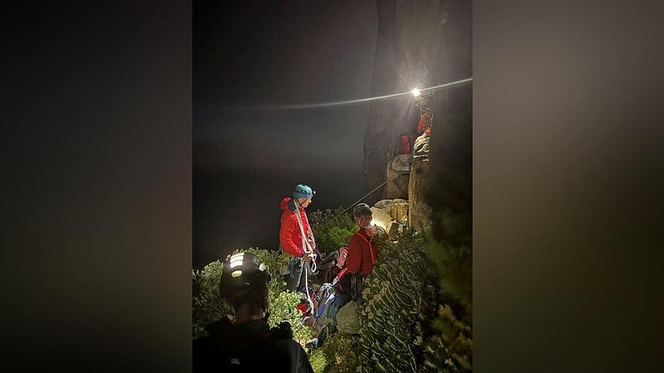 Erfahrene Kletterer stiegen selbst in der Dunkelheit auf, um den Männern zu helfen.