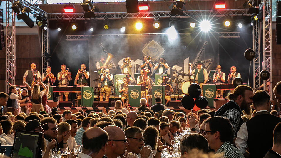 Echte Blasmusikfans lie&szlig;en sich den Montagabend im Festzelt Weckmann nicht entgehen.