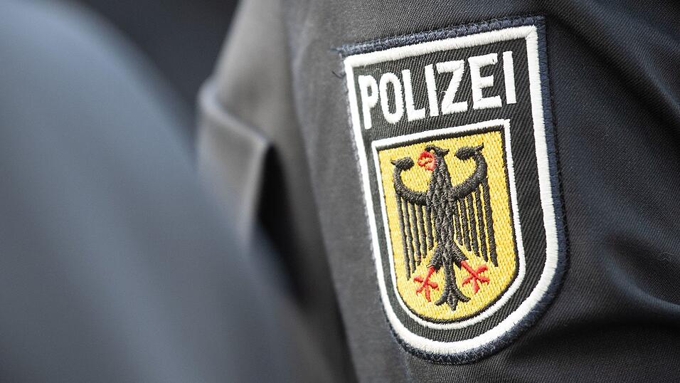Die Bundespolizei ermittelte schließlich über den Arbeitsplatz die Identität der Frau. (Symbolbild) Die Bundespolizei ermittelte schließlich über den Arbeitsplatz die Identität der Frau. (Symbolbild)
