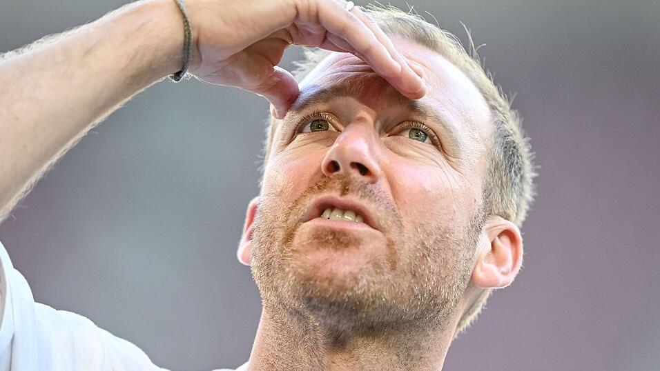 Wen findet Augsburgs Sportdirektor Weber als neuen Trainer? (Archivbild) Wen findet Augsburgs Sportdirektor Weber als neuen Trainer? (Archivbild)