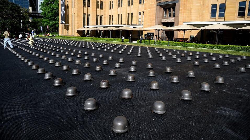Besucher können durch die Reihen von 500 Helme gehen. Besucher können durch die Reihen von 500 Helme gehen.