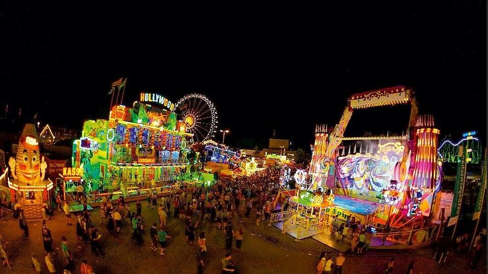 Top Spin hat sich auf dem Gäubodenvolksfest zum Kultfahrgeschäft entwickelt. Top Spin hat sich auf dem Gäubodenvolksfest zum Kultfahrgeschäft entwickelt.