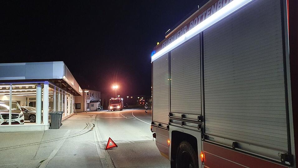 Ein Autofahrer ist in Rottenburg in den Verkaufsraum eines Autohauses gefahren.