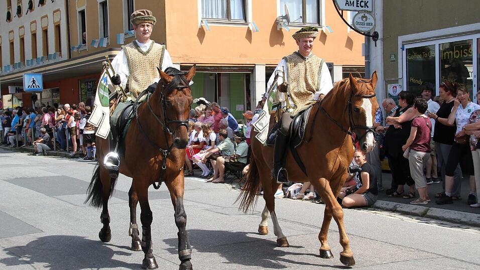 Die schönsten Augenblicke des historischen Drachenstich-Festzuges 2016. Die schönsten Augenblicke des historischen Drachenstich-Festzuges 2016.