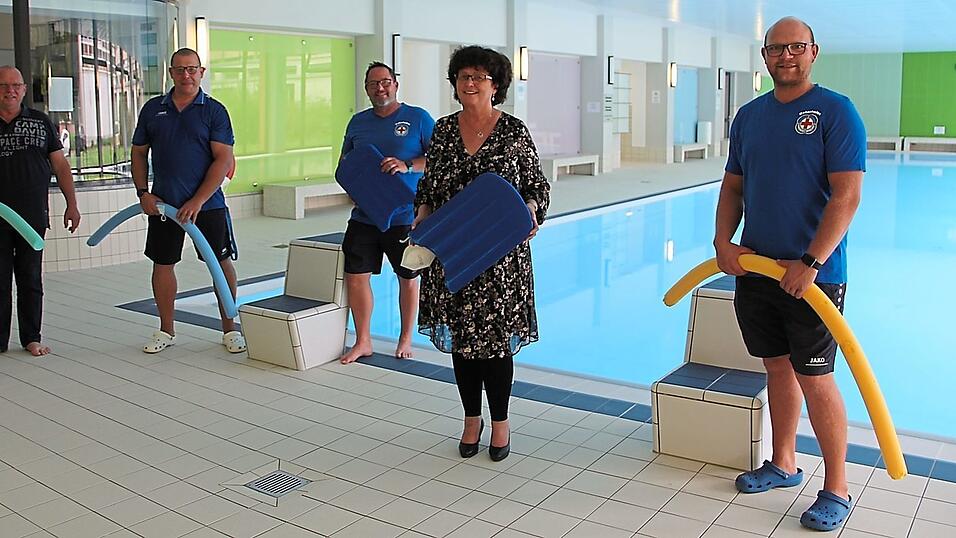 Derzeit laufen Schwimmkurse, von Bürgermeisterin Liane Sedlmeier gibt es deshalb großes Lob für (v.l.) Johannes Pleintinger, Roland Herden, Peter Wagner und Marco Kaupa. Derzeit laufen Schwimmkurse, von Bürgermeisterin Liane Sedlmeier gibt es deshalb großes Lob für (v.l.) Johannes Pleintinger, Roland Herden, Peter Wagner und Marco Kaupa.