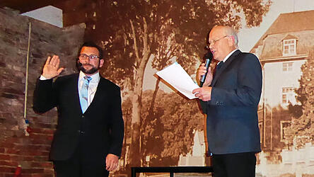 Ludwig Hagn (rechts) als &auml;ltester Gemeinderat nahm die Vereidigung von B&uuml;rgermeister Thomas Hieninger vor.