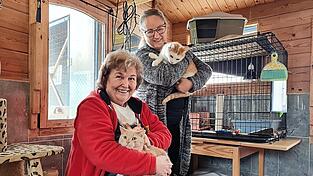 Pflegestellenchefin Beatrice Lang (l.) und Social-Media-Beauftragte Margot Huber mit den Katern 'Barbarossa' und 'Maccaroni'.