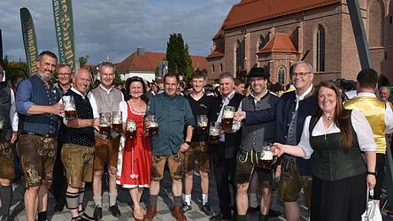 Obligatorisch war das Zuprosten mit B&uuml;rgermeister, Vize-Landrat und Festwirt.