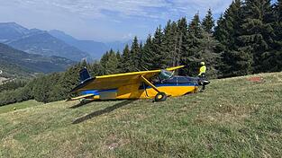 Das Kleinflugzeug prallte heftig auf abschüssiges Gelände. Das Kleinflugzeug prallte heftig auf abschüssiges Gelände.