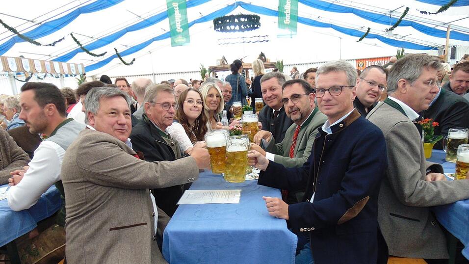 Ein Prosit: Im Zelt links sitzen Bürgermeister Johannes Schmid, Ex-MdB Barthl Kalb, stellvertretende CSU-Kreisvorsitzende Sabrina Edmeier und Deggendorfs dritte Bürgermeisterin Renate Wasmeier, rechts Landrat Bernd Sibler, hinter ihm Plattlings Bürgermeister Hans Schmalhofer, Gesundheitsminister Klaus Holetschek sowie Bau- und Verkehrsminister Christian Bernreiter.