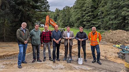 Beim offiziellen Spatenstich (v.l.): Gemeinderat und Dritter Bürgermeister Johann Miethaner, Werner Blüml (Blüml Bau), Gemeinderat Roland Geiger, Gemeinderat Reinhold Högerl, Bürgermeister Andreas Eckl, Lorenz Diener (Brunner Architekten) und Paul Früchtl (Klärwärter)