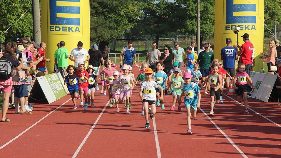 Die jungen Wilden sind wie immer die ersten, die beim Internationalen G&auml;ubodenvolksfestlauf des FTSV auf die Stadionrunde geschickt werden.