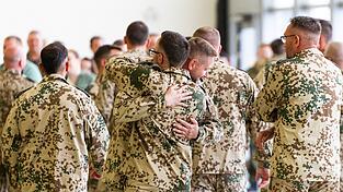 Soldaten umarmen sich nach ihrer Rückkehr aus dem Irak. Soldaten umarmen sich nach ihrer Rückkehr aus dem Irak.