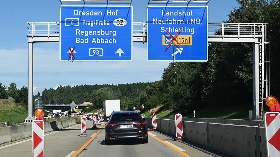 Die Zeiten der Baustelle auf der A93 sind bald vorbei: Ab 15. Dezember soll der Verkehr wieder auf vier Spuren zwischen dem Dreieck Saalhaupt und der Anschlussstelle Regensburg-Süd rollen. Die Zeiten der Baustelle auf der A93 sind bald vorbei: Ab 15. Dezember soll der Verkehr wieder auf vier Spuren zwischen dem Dreieck Saalhaupt und der Anschlussstelle Regensburg-Süd rollen.