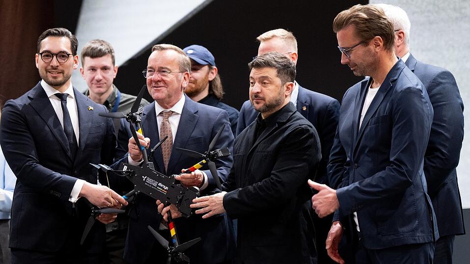 Verteidigungsminister Boris Pistorius (3.v.l.) und der ukrainische Präsident Wolodymyr Selenskyj (5.v.l.) besuchen vor Beginn der Münchner Sicherheitskonferenz den Drohnenhersteller Quantum Frontline Industries. Das deutsch-ukrainische Gemeinschaftsunternehmen soll Drohnen für die Streitkräfte der Ukraine im Krieg gegen Russland produzieren. Verteidigungsminister Boris Pistorius (3.v.l.) und der ukrainische Präsident Wolodymyr Selenskyj (5.v.l.) besuchen vor Beginn der Münchner Sicherheitskonferenz den Drohnenhersteller Quantum Frontline Industries. Das deutsch-ukrainische Gemeinschaftsunternehmen soll Drohnen für die Streitkräfte der Ukraine im Krieg gegen Russland produzieren.
