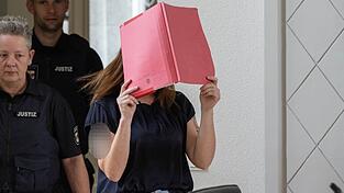 Die Angeklagte schweigt bislang zu den Vorwürfen. Die Angeklagte schweigt bislang zu den Vorwürfen.