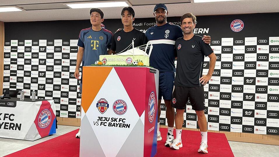 Für Vincent Kompany (2.v.r.) und Jeju-Coach Sérgio Costa (r.) gab es einen Kuchen. Für Vincent Kompany (2.v.r.) und Jeju-Coach Sérgio Costa (r.) gab es einen Kuchen.