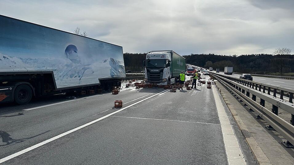 Rund 100 Getr&auml;nkekisten hat der Laster am Montag auf der A92 bei Altdorf verloren.
