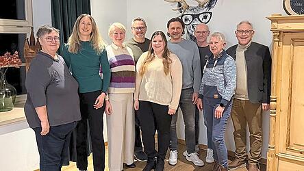 Freuen sich &uuml;ber die positive Entwicklung des Schwimmvereins: Vorstandsmitglieder mit Vorsitzendem Markus Schuirer (4.v.l) und zweiter Vorsitzender Myriam Wankerl (2.v.l.), Abteilungsleiter sowie Gesch&auml;ftsf&uuml;hrer der Stadtwerke G&uuml;nter Winter (3.v.r.) und B&uuml;rgermeister Dr. Albert Solleder (rechts).