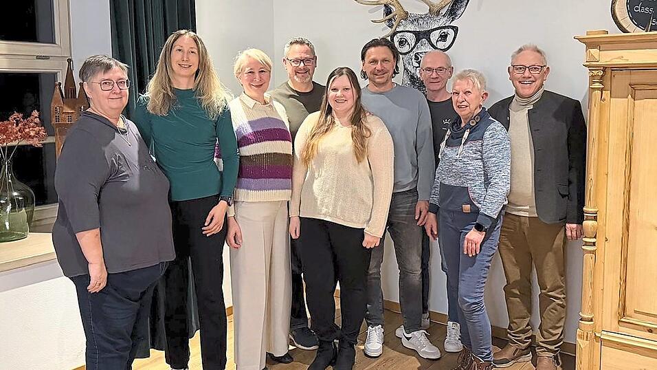 Freuen sich &uuml;ber die positive Entwicklung des Schwimmvereins: Vorstandsmitglieder mit Vorsitzendem Markus Schuirer (4.v.l) und zweiter Vorsitzender Myriam Wankerl (2.v.l.), Abteilungsleiter sowie Gesch&auml;ftsf&uuml;hrer der Stadtwerke G&uuml;nter Winter (3.v.r.) und B&uuml;rgermeister Dr. Albert Solleder (rechts).