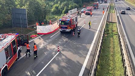 Beim Unfall auf der A3 sind drei Menschen t&ouml;dlich verungl&uuml;ckt.