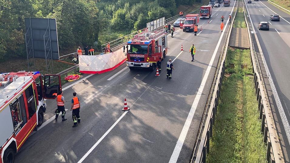 Beim Unfall auf der A3 sind drei Menschen tödlich verunglückt. Beim Unfall auf der A3 sind drei Menschen tödlich verunglückt.