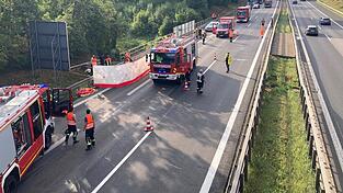 Beim Unfall auf der A3 sind drei Menschen tödlich verunglückt. Beim Unfall auf der A3 sind drei Menschen tödlich verunglückt.
