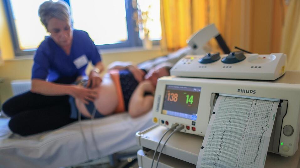 Stand jetzt sollen Beleghebammen, die freiberuflich in Kliniken arbeiten, weniger Lohnerhöhung bekommen. (Archiv) Stand jetzt sollen Beleghebammen, die freiberuflich in Kliniken arbeiten, weniger Lohnerhöhung bekommen. (Archiv)