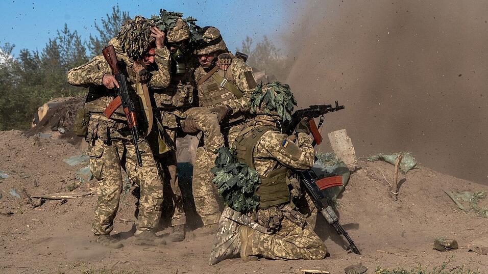 Ukrainische Männer sollen sich einem Einsatz im Krieg gegen Russland künftig schwerer entziehen können. (Archivbild) Ukrainische Männer sollen sich einem Einsatz im Krieg gegen Russland künftig schwerer entziehen können. (Archivbild)