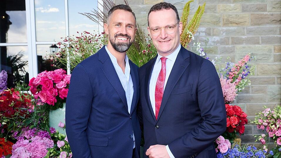 Spahn und sein Mann Daniel Funke hatten sich überglücklich gezeigt, dass sie nun Eltern sind. (Archivbild) Spahn und sein Mann Daniel Funke hatten sich überglücklich gezeigt, dass sie nun Eltern sind. (Archivbild)