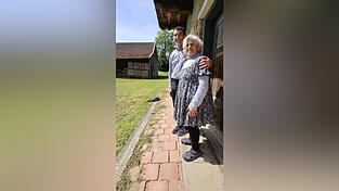 Wohl zum letzten Mal stehen die amerikanischen Geschwister vor dem Wohnhaus mit Blick auf einen der Scheunenteile, wo Anna Gnadl 13 Juden - darunter den Vater der beiden - versteckt hielt. Das Gebäude soll abgerissen werden. Wohl zum letzten Mal stehen die amerikanischen Geschwister vor dem Wohnhaus mit Blick auf einen der Scheunenteile, wo Anna Gnadl 13 Juden - darunter den Vater der beiden - versteckt hielt. Das Gebäude soll abgerissen werden.