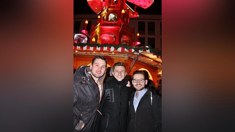 Auch am Samstag, 15. Dezember, strömten wieder etliche Besucher aus Landshut und Umgebung zur Weihnachtspyramide am Alten Viehmarkt. Auch am Samstag, 15. Dezember, strömten wieder etliche Besucher aus Landshut und Umgebung zur Weihnachtspyramide am Alten Viehmarkt.