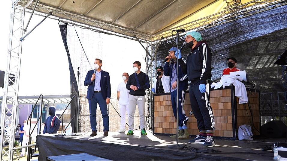 Spenden&uuml;bergabe am Klinikum Passau durch 'Dicht & Ergreifend'.