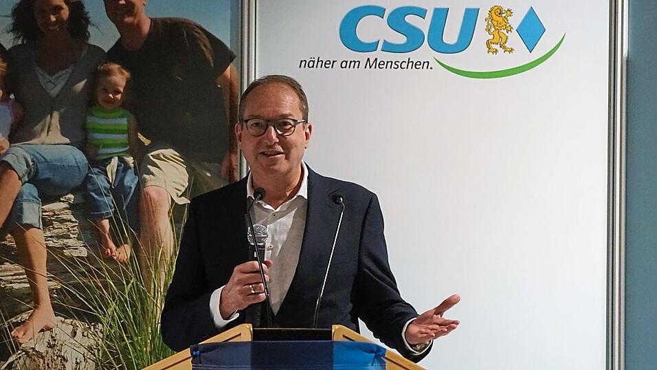 Alexander Dobrindt hielt eine kurzweilige Rede und wandte sich froh gelaunt ans Publikum: 'Sie kommen freiwillig zum Neujahrsempfang, bei anderen wird einem gedroht, dass man in der K&uuml;che besucht wird.'