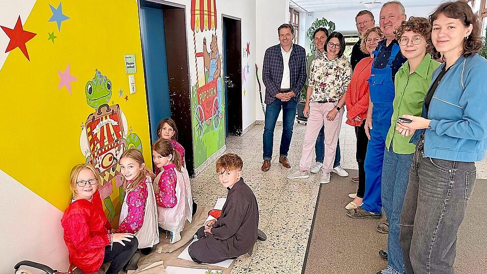 Das kreative Werk der beiden Grafikerinnen Caro Roll und Marlene Kostka (von rechts) sowie der beteiligten Schüler begeistert schon jetzt (von links) Schulleiter Josef Hoffmann, die Lehrerinnen Stephanie Albrecht und Bettina Bock, Fördervereinsvorsitzenden Jürgen Eifler, stellvertretende Schulleiterin Stephanie Weiß und Hausmeister Harald Berger.