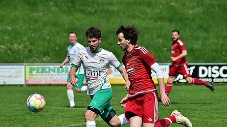 Matthias Kerscher (in Rot) war mit 16 Treffern und elf Assists der offensivstärkste Obertrübenbacher Akteur.