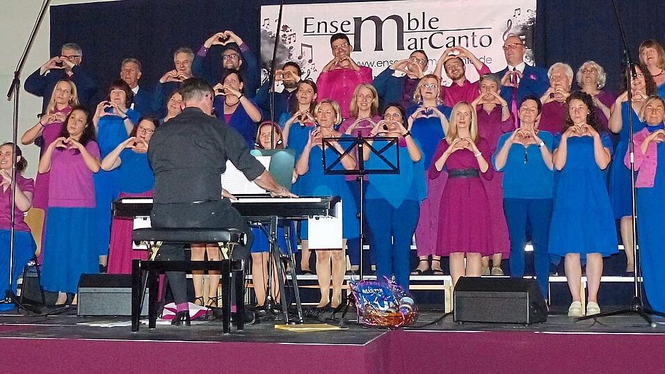 Am Ende des Konzerts verabschiedeten sich die MarCantos mit von den H&auml;nden geformten Herzen.